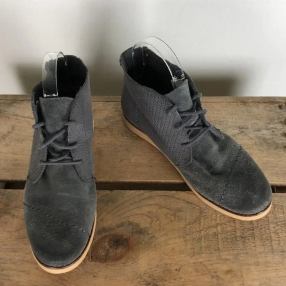 TOMS grey suede lace up chukka boots size 8 EUC_2